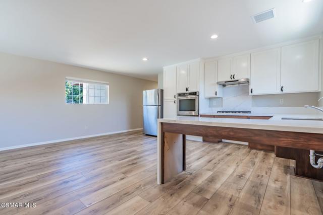 3242 Hereford Court, Simi Valley CA: https://media.crmls.org/mediaz/5b01d0f5-4305-4719-8299-742cf4097f4a.jpg