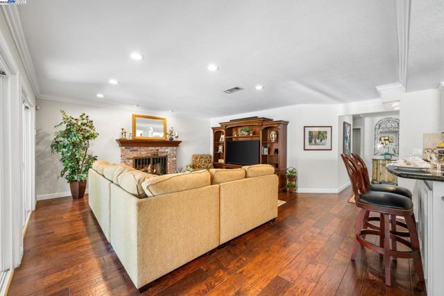 639 Canyon Crest Rd East, San Ramon CA: https://media.crmls.org/mediaz/5b02db2d-cd1f-42dc-9ba4-31df6cdf4562.jpg