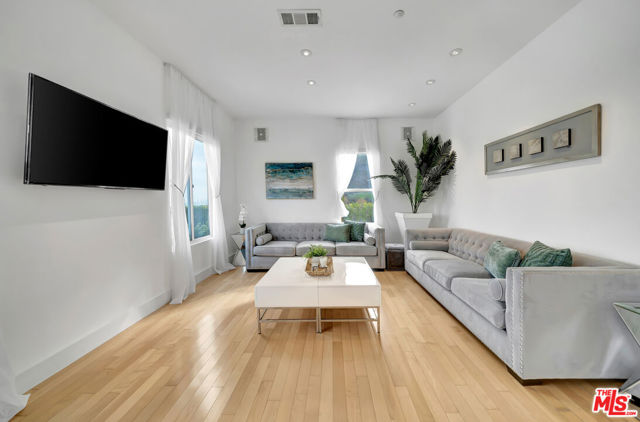 2752 Stone View Court, Los Angeles CA: https://media.crmls.org/mediaz/5b038c5f-b2df-4527-b2f7-1f4e573fd6a2.jpg