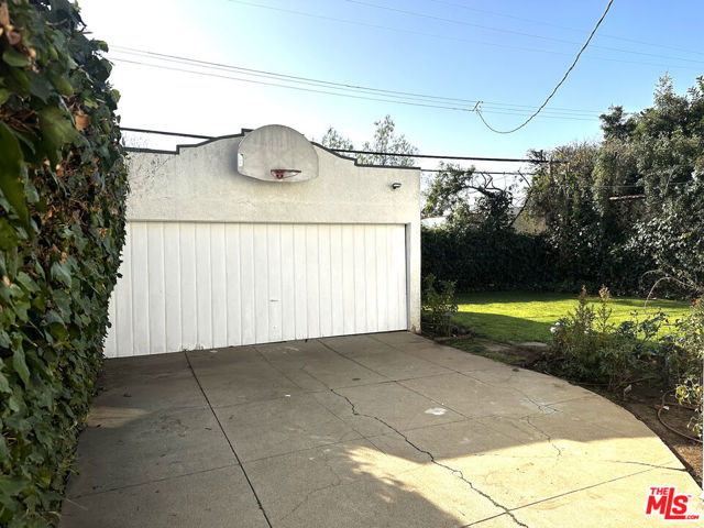 10736 Ashton Avenue, Los Angeles CA: https://media.crmls.org/mediaz/5b04cf24-51a6-4188-a9b4-7813692413ec.jpg