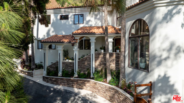 2468 Coldwater Canyon Drive, Beverly Hills CA: https://media.crmls.org/mediaz/5b054a01-e8d0-4059-84af-bf0acfd555ff.jpg