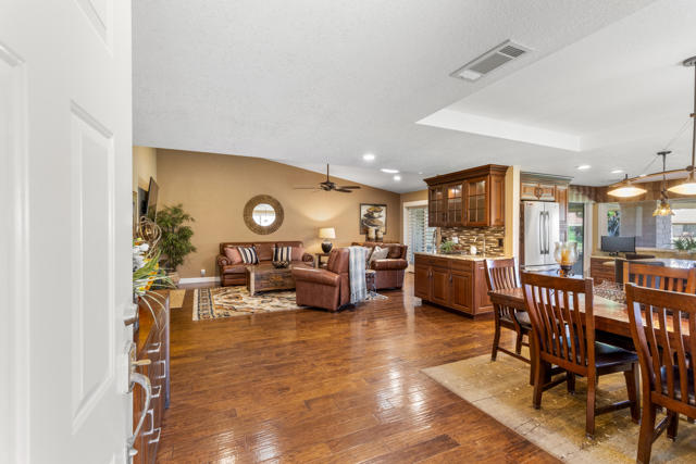 40 Joya Drive, Palm Desert CA: https://media.crmls.org/mediaz/5b05919f-87f8-4ff5-9f1f-644126ddd7fa.jpg