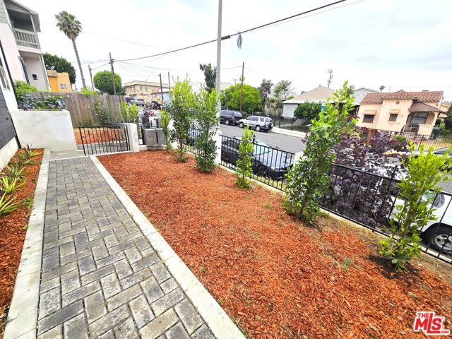 2516 Malabar Street, Los Angeles CA: https://media.crmls.org/mediaz/5b059334-68d3-449e-b194-a07f0e42285f.jpg