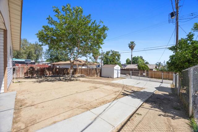 132 Center, Taft CA: https://media.crmls.org/mediaz/5b05c8f1-de36-4190-8d51-5cfc8e40a84b.jpg