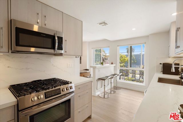 737 Pier Avenue, Santa Monica CA: https://media.crmls.org/mediaz/5b063e3a-9b9e-4a23-a2b6-bfbf649f9d8e.jpg