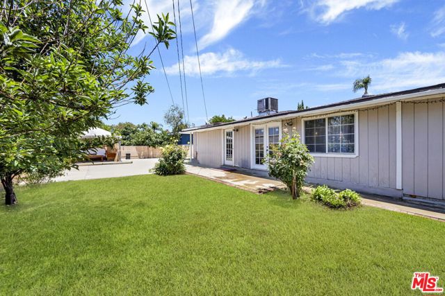 10109 Gloria Avenue, North Hills CA: https://media.crmls.org/mediaz/5b06b2fc-c6b0-4091-8e3c-dfda9a04473d.jpg
