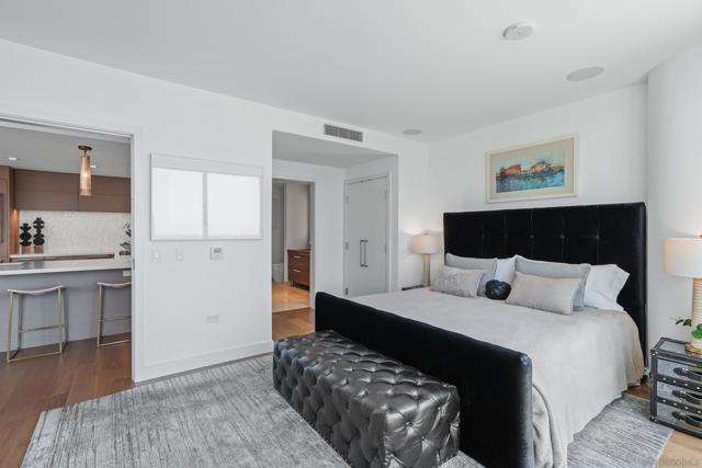 888 W E Street, San Diego CA: https://media.crmls.org/mediaz/5b077b62-a3e6-4e86-a068-7fd437202230.jpg