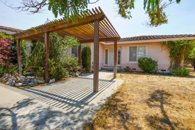 6460 Cabernet Drive, Hollister CA: https://media.crmls.org/mediaz/5b07af3c-9097-477e-abc9-8730d85786be.jpg