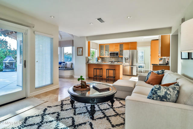 2328 Otono Circle, Thousand Oaks CA: https://media.crmls.org/mediaz/5b07bfb2-3ab0-4d73-af30-ecf3da95a059.jpg