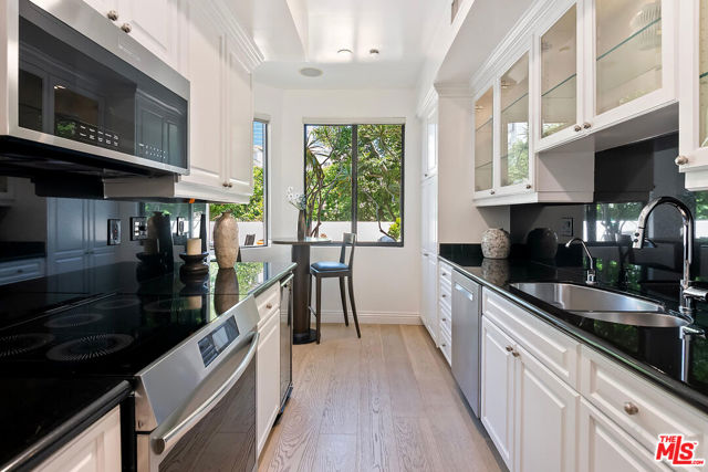 2102 Century Park Lane, Los Angeles CA: https://media.crmls.org/mediaz/5b07da1c-70fe-47b2-9812-4f3854f8767f.jpg