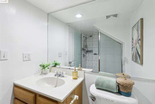 3064 E 15Th St, Oakland CA: https://media.crmls.org/mediaz/5b07e45b-862c-4bd1-80e7-71d288bf1227.jpg