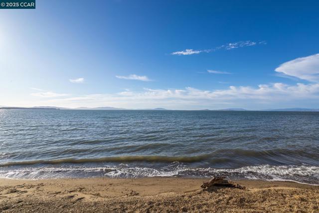 1769 Redwood Rd, Hercules CA: https://media.crmls.org/mediaz/5b080160-7dfb-4e84-8ed7-b1a14689dab8.jpg