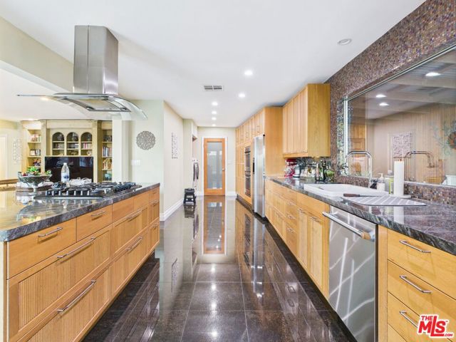4723 Dunas Lane, Tarzana CA: https://media.crmls.org/mediaz/5b08eb6d-b938-47fd-b063-2685359a5dec.jpg