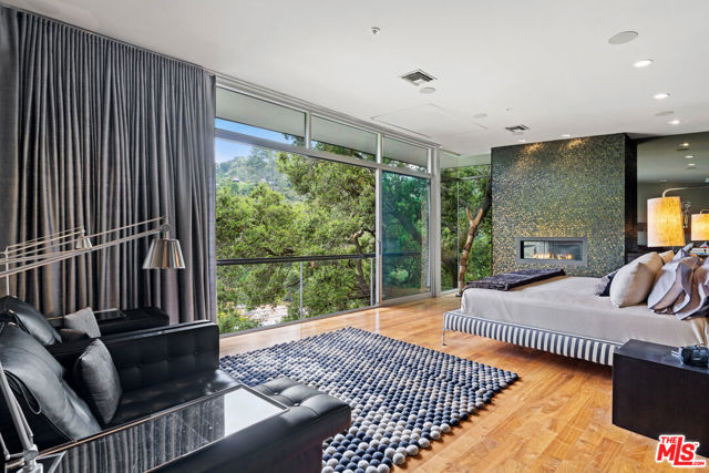 2207 Bowmont Drive, Beverly Hills CA: https://media.crmls.org/mediaz/5b093c2e-3c64-4247-bef6-a179985bd401.jpg