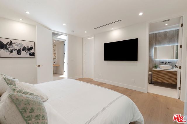 100 S La Jolla Avenue, Los Angeles CA: https://media.crmls.org/mediaz/5b09f16a-459b-4c57-adca-212b84f4f7c3.jpg