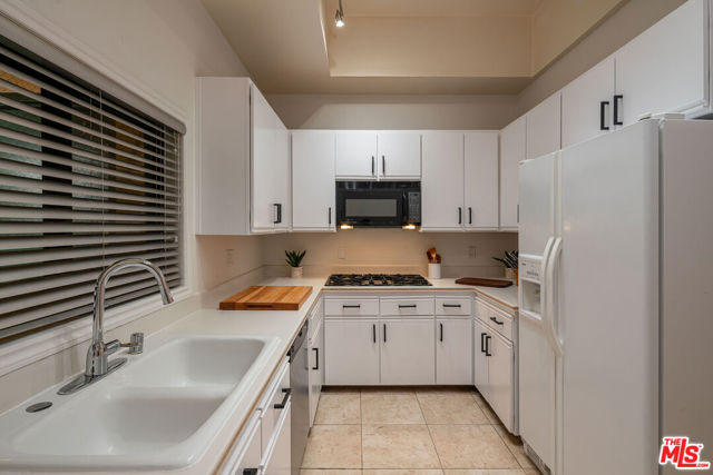 11636 Montana Avenue, Los Angeles CA: https://media.crmls.org/mediaz/5b0a3363-2ae4-4b5e-809c-ee49b0c44b33.jpg