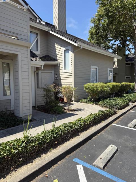 132 Crosswind Court, Hercules CA: https://media.crmls.org/mediaz/5b0a44af-f85e-4769-95b3-311eb0240c0d.jpg