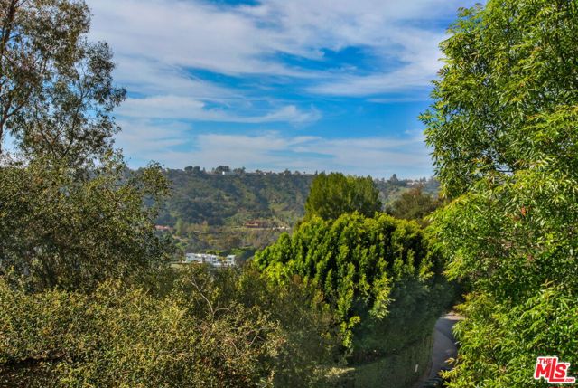 9669 Oak Pass Road, Beverly Hills CA: https://media.crmls.org/mediaz/5b0b1009-fc32-42cb-8522-af113193ddc3.jpg