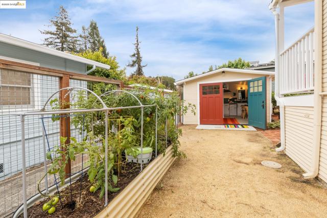 2941 Madeline St, Oakland CA: https://media.crmls.org/mediaz/5b0b393f-056f-49a8-ae56-5adaf6203116.jpg