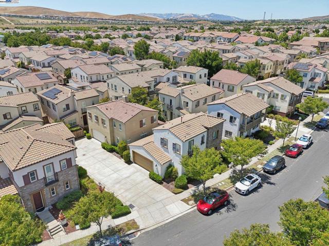 5010 Barrenstar Way, San Ramon CA: https://media.crmls.org/mediaz/5b0bad65-ff51-4e85-a026-5971c1e3e50a.jpg
