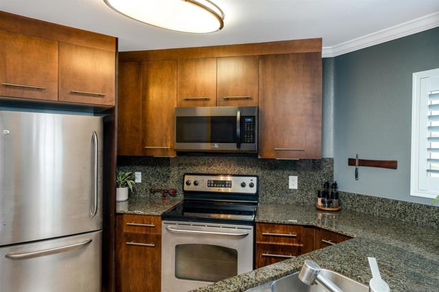 7405 Charmant Dr, San Diego CA: https://media.crmls.org/mediaz/5b0bdae5-eb93-4ea7-91ac-3ad451486c3c.jpg