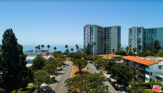 130 132 D San Vicente Boulevard, Santa Monica CA: https://media.crmls.org/mediaz/5b0c05fa-c134-4060-9cd5-9a16490eec8a.jpg