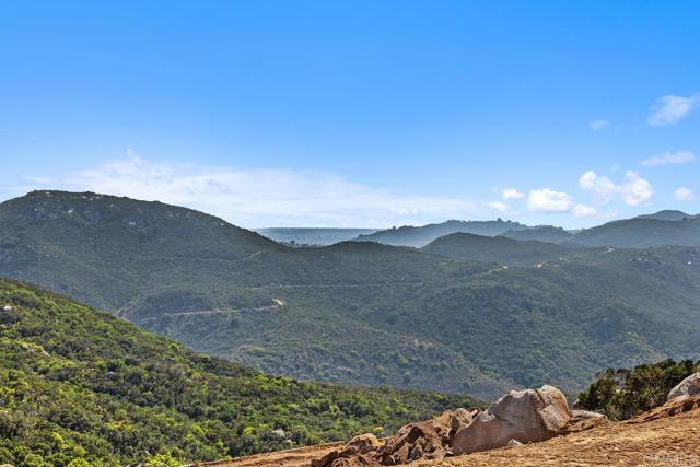 10027 Tall Oak Drive, Escondido CA: https://media.crmls.org/mediaz/5b0cc56d-1956-44d9-9876-919802065fb0.jpg