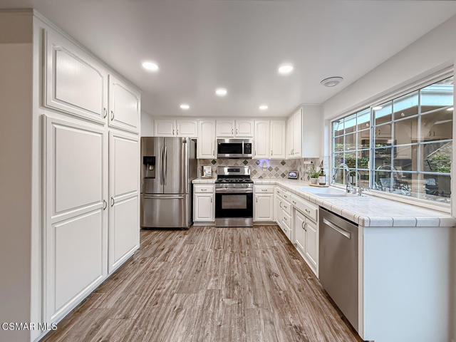 751 Muirfield Avenue, Simi Valley CA: https://media.crmls.org/mediaz/5b0d39e4-ddaf-4288-ae86-4b11400865aa.jpg