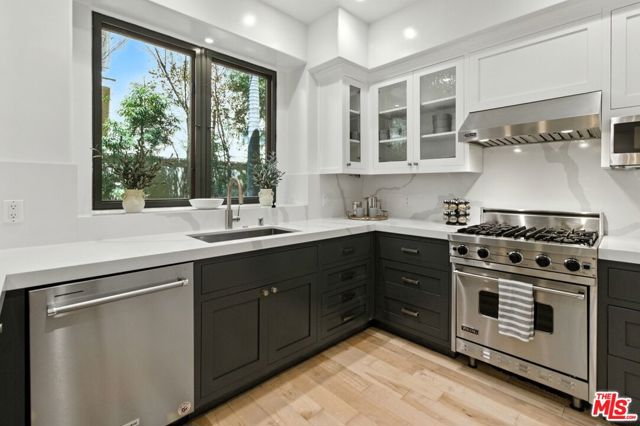 838 16th Street, Santa Monica CA: https://media.crmls.org/mediaz/5b0d7278-983e-4069-82f7-dcb82db69dd6.jpg