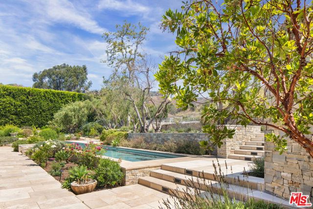 937 & 935 Las Lomas Avenue, Pacific Palisades CA: https://media.crmls.org/mediaz/5b0d7cc8-cbfd-411a-a3e5-98781e859ab0.jpg