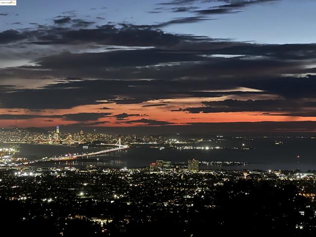 7055 Devon Way, Oakland CA: https://media.crmls.org/mediaz/5b0dd18c-7762-4d5b-a08f-440bde57d0c6.jpg