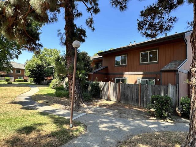 38623 Cherry Ln, Fremont CA: https://media.crmls.org/mediaz/5b0ec862-0f54-4382-a7a3-bc2c69b978cf.jpg