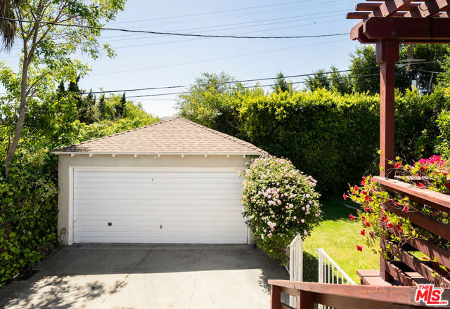 1475 Edris Drive, Los Angeles CA: https://media.crmls.org/mediaz/5b0ee1d0-42dc-4e89-953f-9ba1c2930f46.jpg