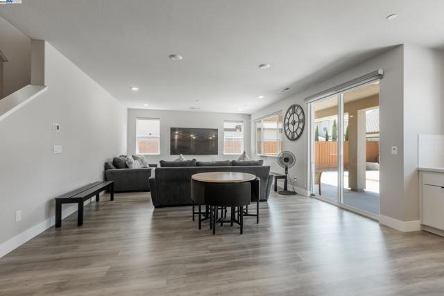 2306 Mozart avenue, Lathrop CA: https://media.crmls.org/mediaz/5b0f44b3-783a-420d-8eff-ae2609e3c31f.jpg