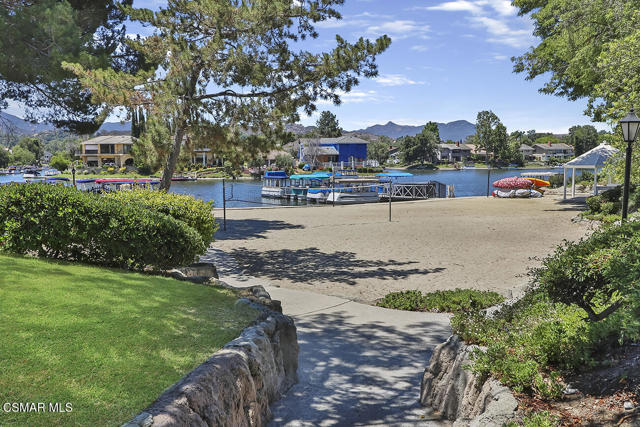 2829 Shoreview Circle, Westlake Village CA: https://media.crmls.org/mediaz/5b0f73dd-ce67-4fad-9e2b-32175c1d1970.jpg