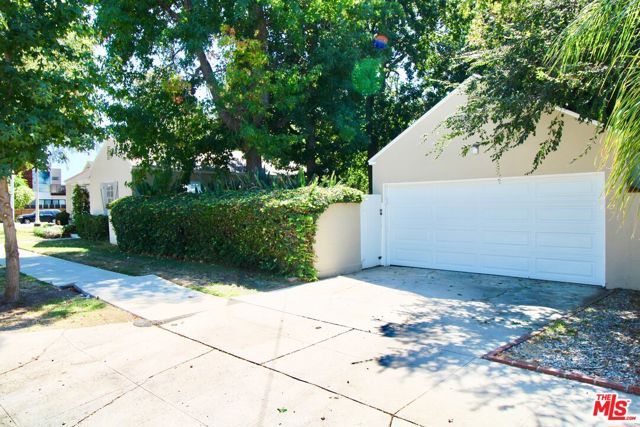 11410 Aqua Vista Street, Studio City CA: https://media.crmls.org/mediaz/5b0fdfb4-eec9-494f-95ac-4ae95ddb558f.jpg