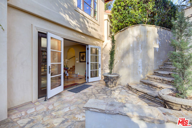 2880 NICHOLS CANYON Road, Los Angeles CA: https://media.crmls.org/mediaz/5b105d69-c569-4f77-9c81-f8fa15d21412.jpg