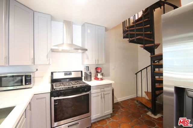 1028 N Hayworth Avenue, West Hollywood CA: https://media.crmls.org/mediaz/5b11ccc8-7864-456c-8b96-74f60897717d.jpg