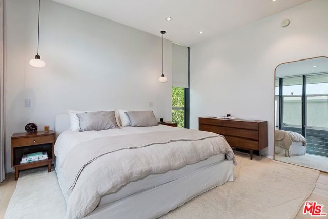 825 N Kings Road, West Hollywood CA: https://media.crmls.org/mediaz/5b11cda7-955e-4976-9355-60b86d193acb.jpg