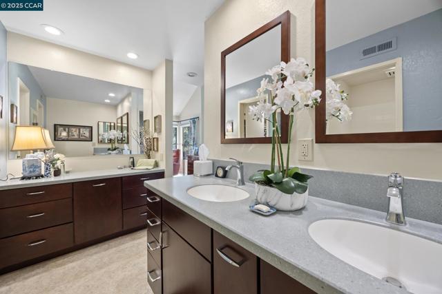 3800 Terra Granada Dr, Walnut Creek CA: https://media.crmls.org/mediaz/5b124f15-b6b7-4dde-877b-77fad184bb98.jpg