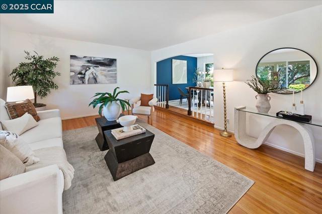 681 Rock Oak Rd, Walnut Creek CA: https://media.crmls.org/mediaz/5b12951f-9e62-4960-8e57-1a647d80dd07.jpg
