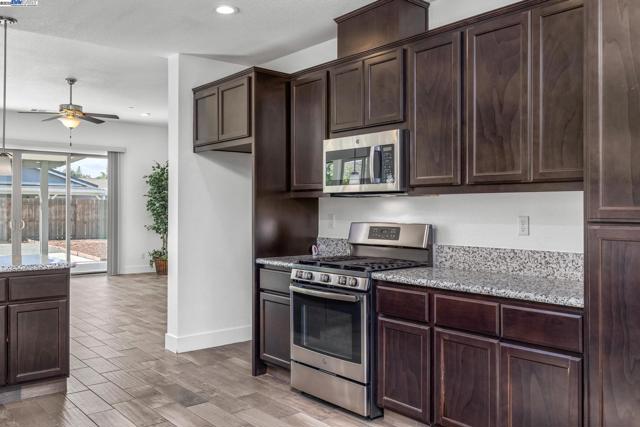 115 Lemon Blossom Ln, Patterson CA: https://media.crmls.org/mediaz/5b12c6f7-ca48-42db-89f7-1e074f070cab.jpg