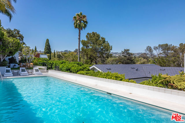 365 Norcroft Avenue, Los Angeles CA: https://media.crmls.org/mediaz/5b132611-398e-4b7b-b110-17986a27997e.jpg