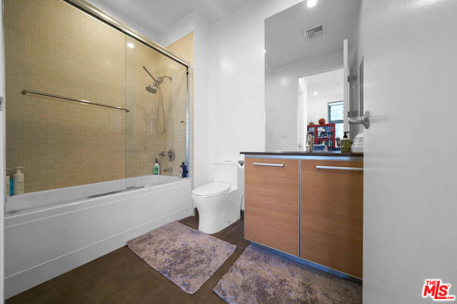801 S Grand Avenue, Los Angeles CA: https://media.crmls.org/mediaz/5b13db53-c51b-4fa0-ae9e-b9524276cb63.jpg