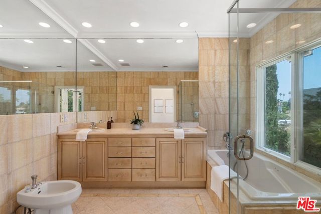 16980 Escalon Drive, Encino CA: https://media.crmls.org/mediaz/5b13feb5-d481-4fa2-9d9d-c9773e8365cc.jpg