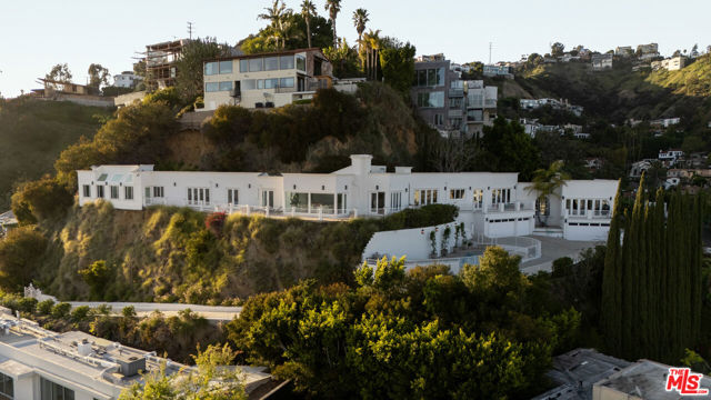 8527 Hedges Way, Los Angeles CA: https://media.crmls.org/mediaz/5b1403d9-6358-4a2d-b5f9-8fad63e4df1f.jpg