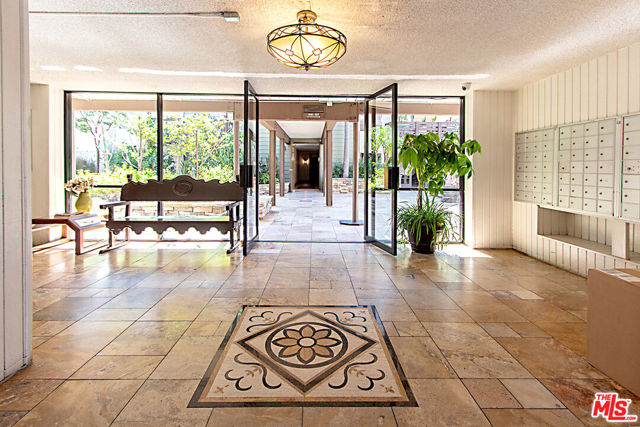 525 S ARDMORE Avenue, Los Angeles CA: https://media.crmls.org/mediaz/5b144302-5c0a-4e00-8482-400fb55522dc.jpg