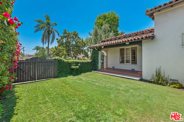 10733 Wellworth Avenue, Los Angeles CA: https://media.crmls.org/mediaz/5b144995-9ef2-4d95-bfe3-1b8c4945d708.jpg