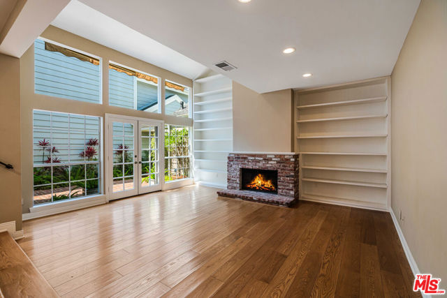 13080 Mindanao Way, Marina del Rey CA: https://media.crmls.org/mediaz/5b14c750-bea4-4593-ad14-e382205065eb.jpg
