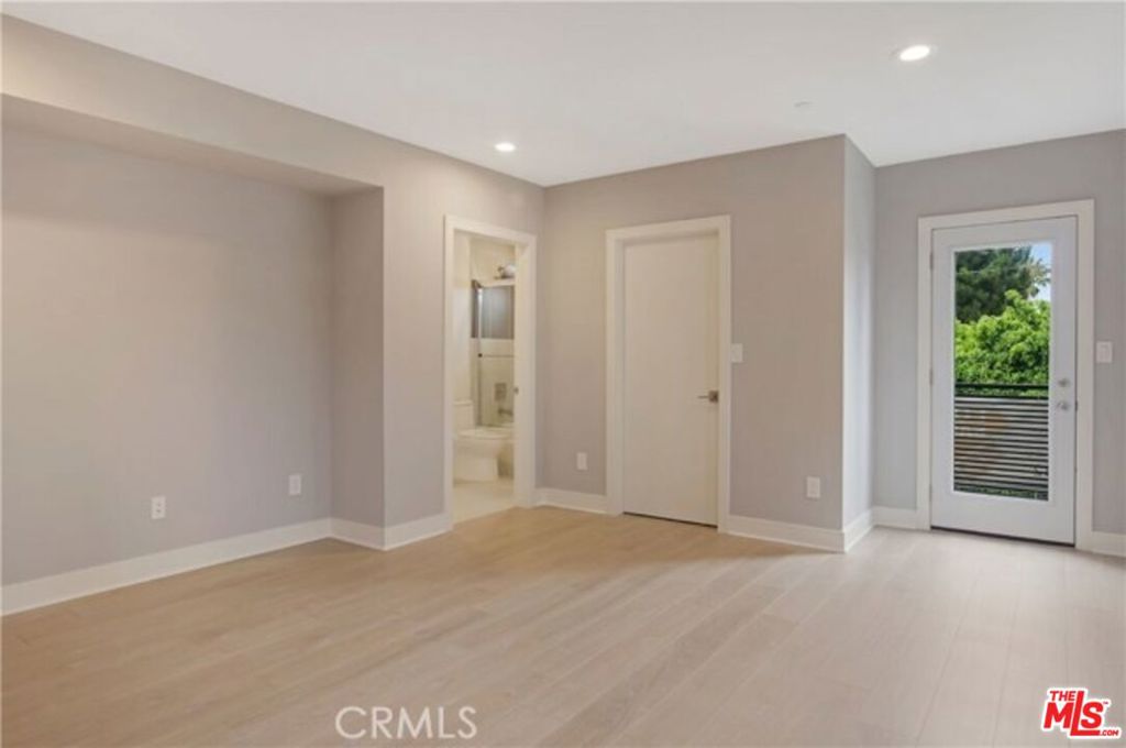 https://media.crmls.org/mediaz/5b15c633-0299-4743-9bd7-05d77365b06b.jpg?preset=X-Large